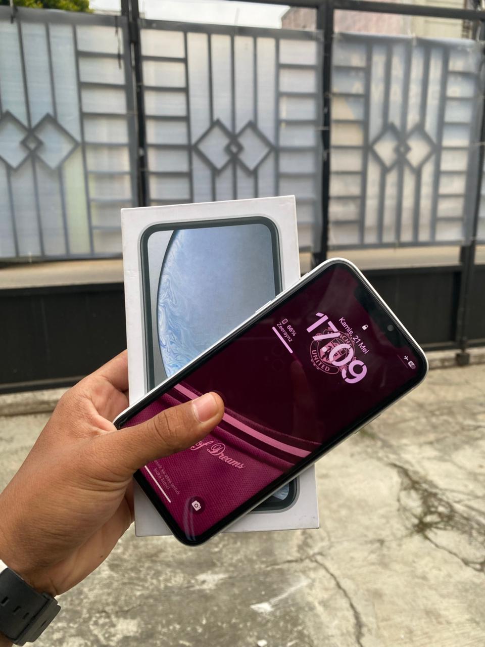 Layar iPhone menyala mulus