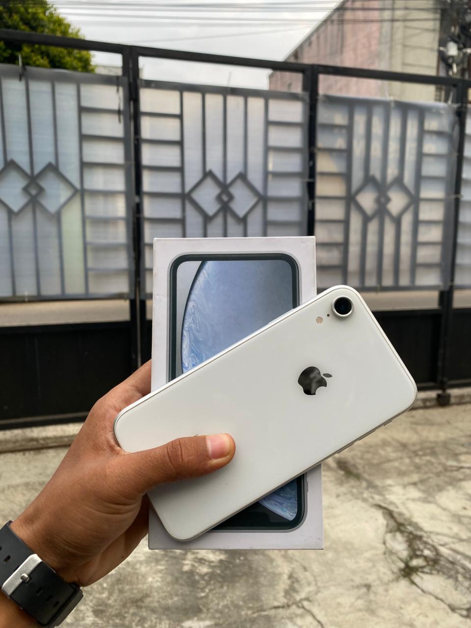 Tangan memegang iPhone ergonomis